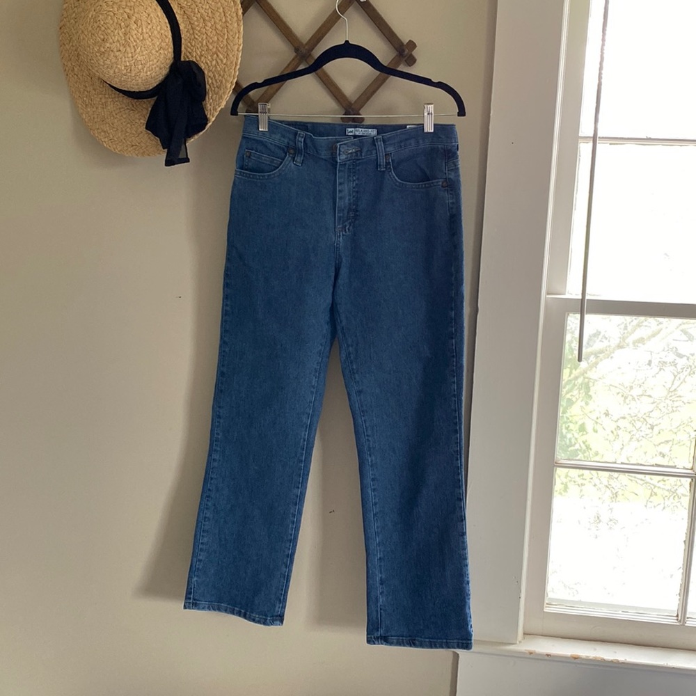 Lee relaxed fit size 8 short jeans